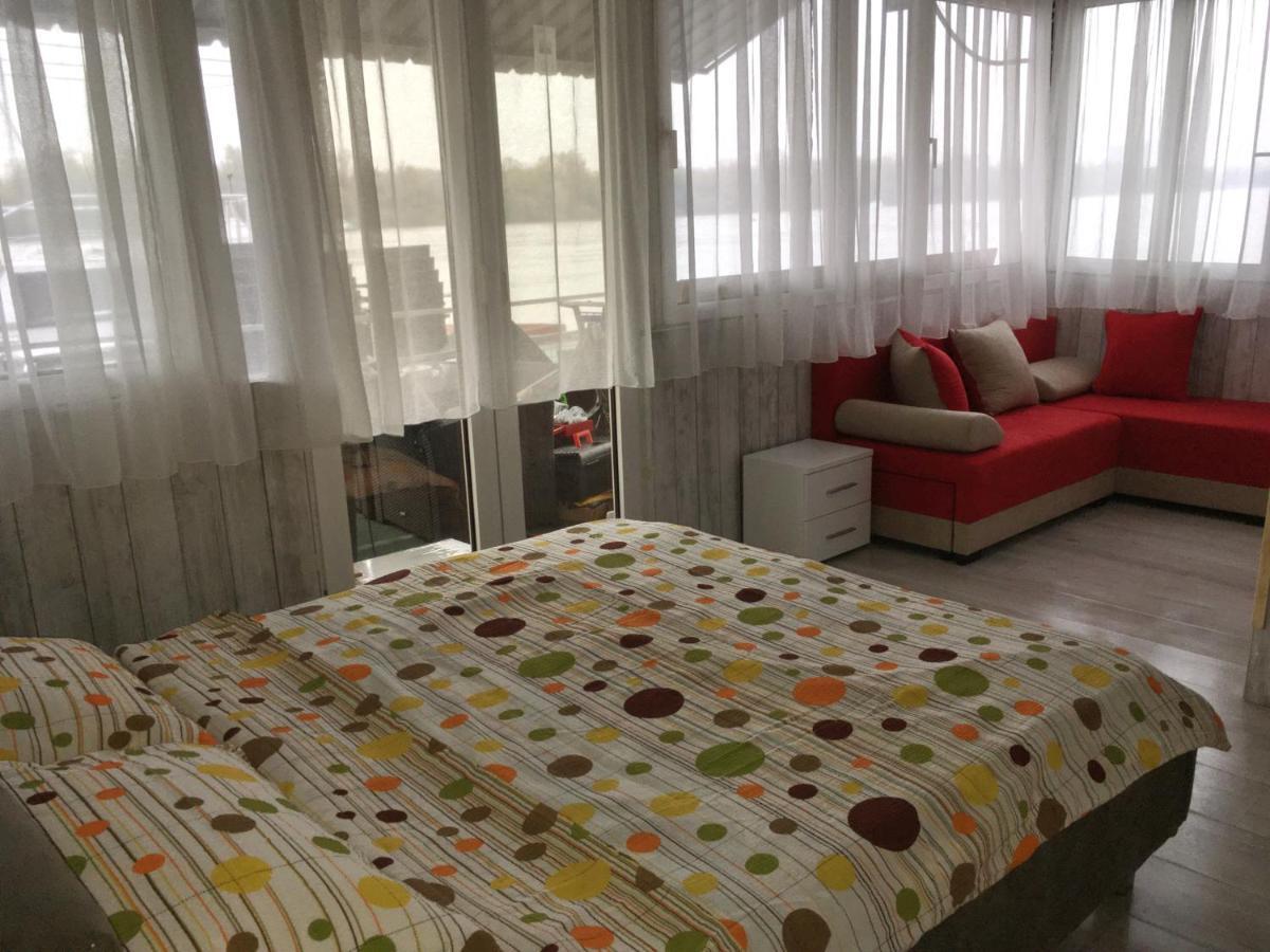 فندق Splav Guest Hause Gusar بلغراد المظهر الخارجي الصورة